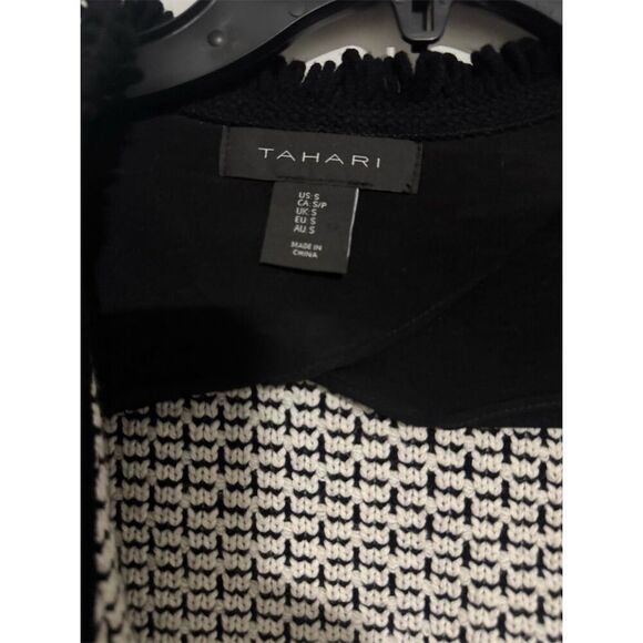 Tahari Women's Black Knit Cardigan Jacket M Open Front Gold Buttons - Picture 4 of 4